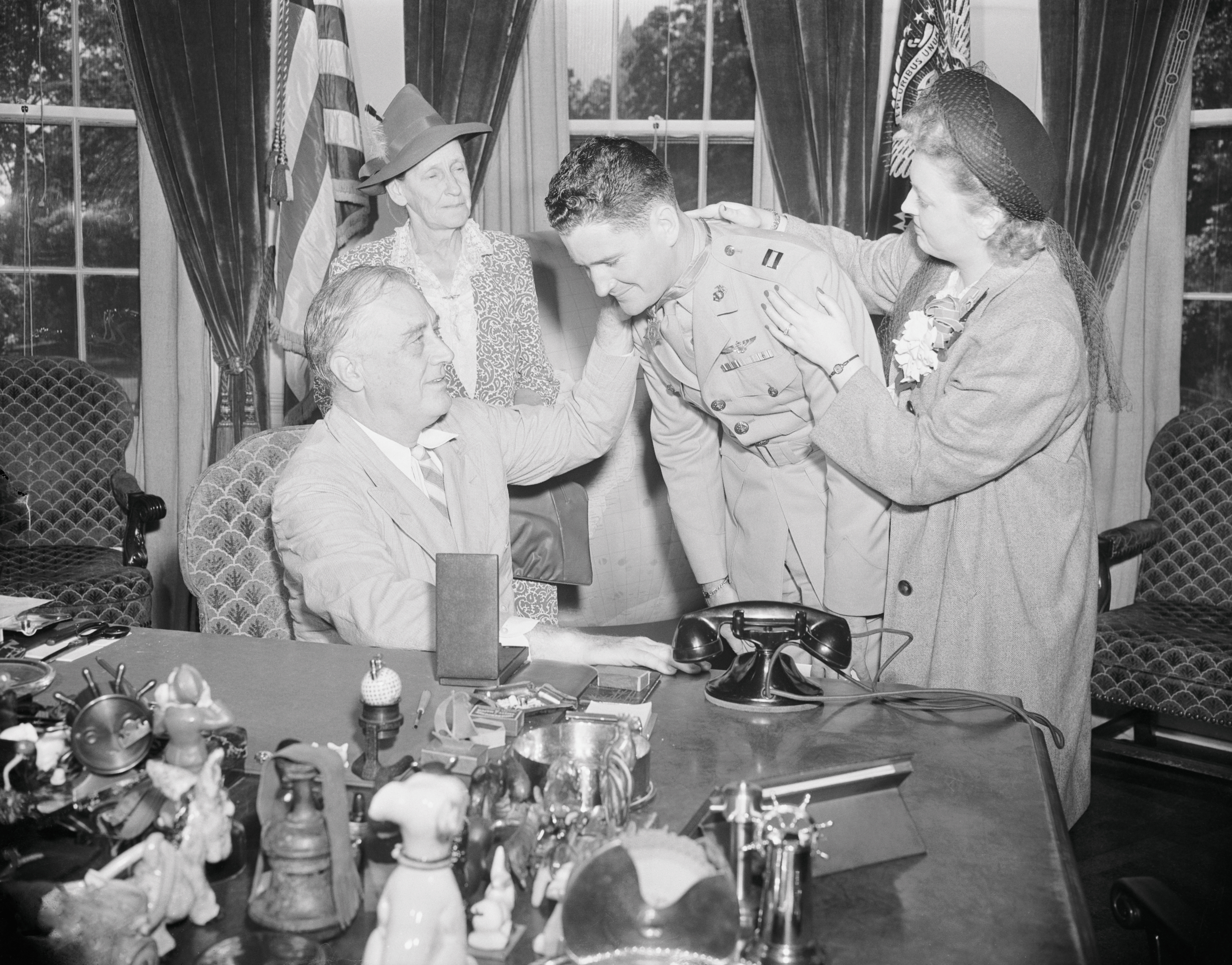 Foss receiving the Medal of Honor from President Roosevelt, 1943. (Getty Images)