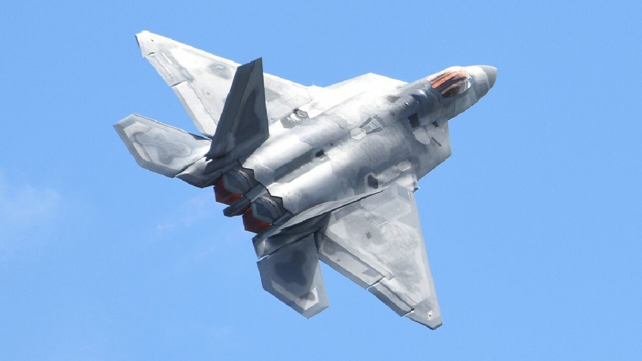美国空军少校保罗·洛佩兹,F-22表演队指挥官,于2019年7月14日在蒙大拿州马尔姆斯特罗姆空军基地的“马尔姆斯特罗姆任务”开放日活动中进行空中机动。该团队在全球各地的航展上飞行,进行展示第五代战斗机能力的机动。为期两天的活动中,展示了空中表演团队的表演、飞越和静态展示。(美国空军照片,由一等兵雅各布·M·汤普森拍摄)
