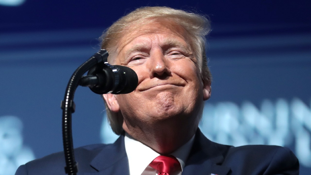 美国总统唐纳德·特朗普在2019年由Turning Point USA主办的学生行动峰会上与与会者交谈，地点在佛罗里达州西棕榈滩的棕榈滩县会议中心。作者：Gage Skidmore。