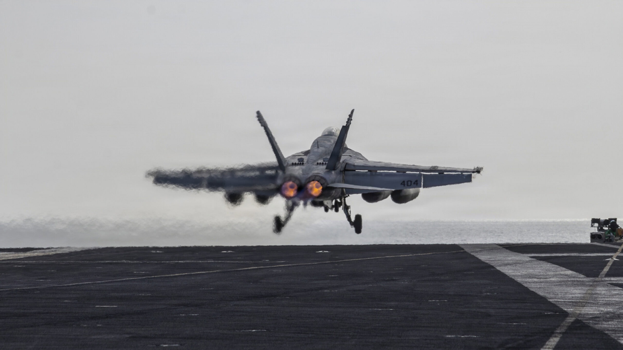 一架隶属于打击战斗机中队（VFA）151的F/A-18E超级大黄蜂，在尼米兹级航母亚伯拉罕·林肯号（CVN 72）的飞行甲板上起飞，时间为2026年3月31日，行动代号为“史诗之怒”。（美国海军照片）