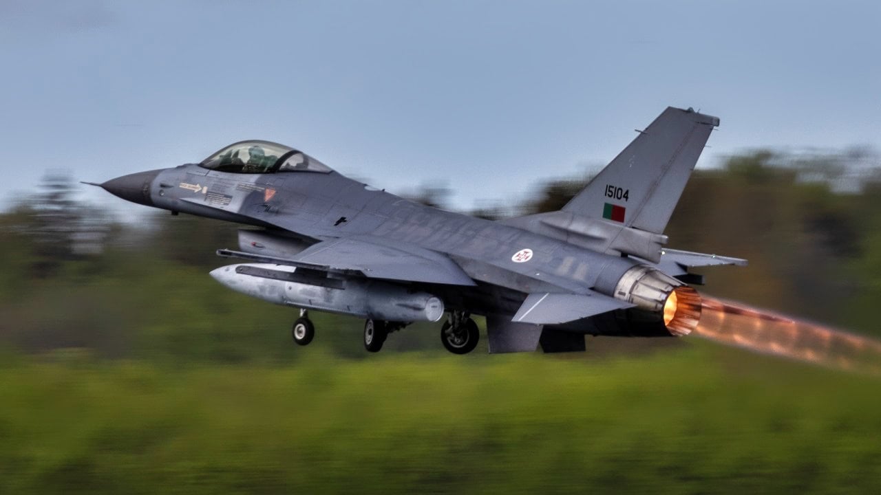 北约F-16战斗机显示欧洲空中防御压力
