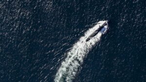 一艘北约潜艇在2026年5月的‘动态海豚’反潜演习中在北大西洋表面航行。英国的‘大西洋堡垒’水下感知系统将帮助皇家海军和北约海军威慑和防御俄罗斯日益增长的水下威胁。(图片:皇冠版权/英国国防部)