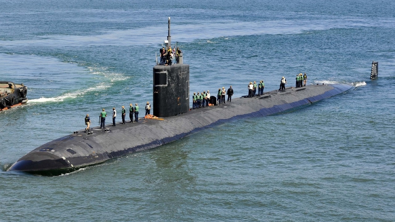 菲律宾公主港 - (2018年12月9日) - 洛杉矶级攻击潜艇USS Greenville (SSN 772)准备靠近潜艇补给舰USS Emory S. Land (AS 39)停靠，2018年12月9日。Emory S. Land是一艘前沿部署的远征潜艇补给舰，正在进行协调的停靠和在美国第五和第七舰队作战区域的水上维护。 (美国海军照片，由二级通讯专家丹尼尔·威洛比拍摄/发布)