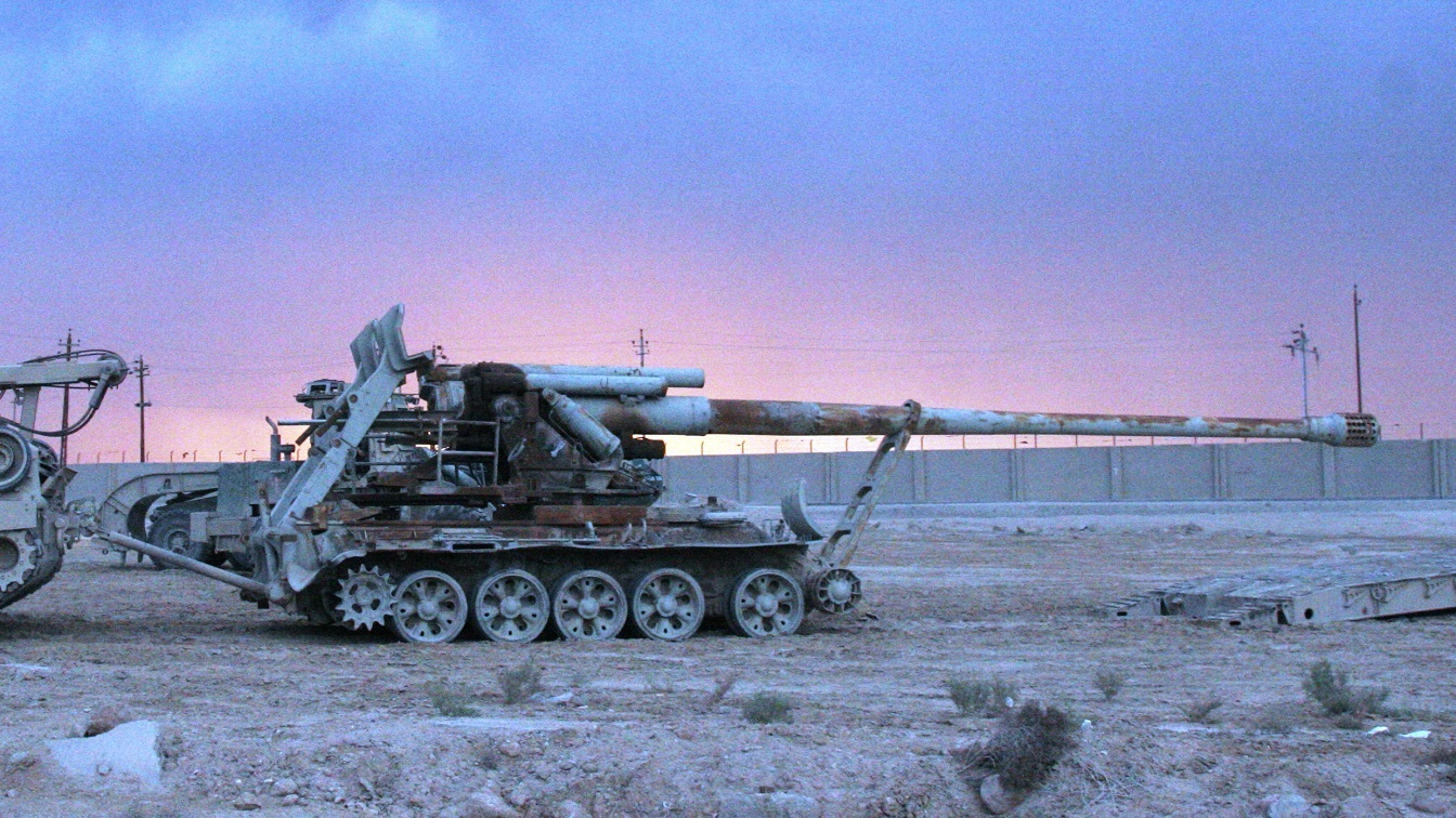 美国海军陆战队第1团战斗小组的海军陆战队员使用M-88A2赫拉克勒斯救援车从伊拉克拉马迪的阿尔安巴尔大学校园移除一辆损坏的伊拉克自行火炮，时间为2008年11月29日，期间进行坦克移除任务。海军陆战队员正在移除坦克，作为重建伊拉克和美化国家的持续努力的一部分。(美国海军陆战队照片，拍摄者：阿尔伯特·F·亨特下士/发布)