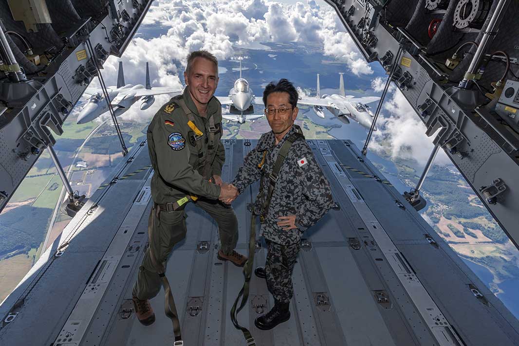 Flying side by side: Japanese F-15s and German Eurofighters during a visit by the Japan Air Self-Defense Force in Laage. LtGen Neumann and General Morita, Chief of Staff of the Japan Air Self-Defense Force, shake hands on a loading ramp of an A400M. [Photo © Bw/Heyn]