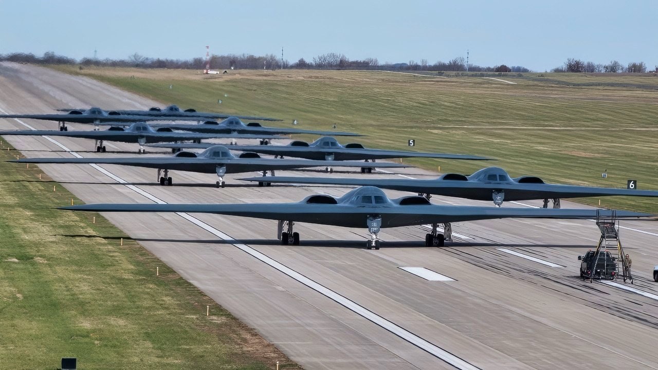 B-2 Spirit隐形轰炸机在2022年11月7日的Spirit Vigilance演习中于怀特曼空军基地滑行和起飞。像Spirit Vigilance这样的例行演习向我们的盟友和合作伙伴保证，怀特曼空军基地随时随地准备执行核作战和全球打击任务。(美国空军照片，由空军一等兵布赖森·布里特拍摄)