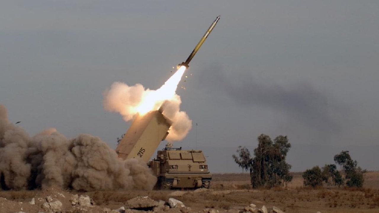 M270 MLRS发射器在实地演习中发射GMLRS制导火箭