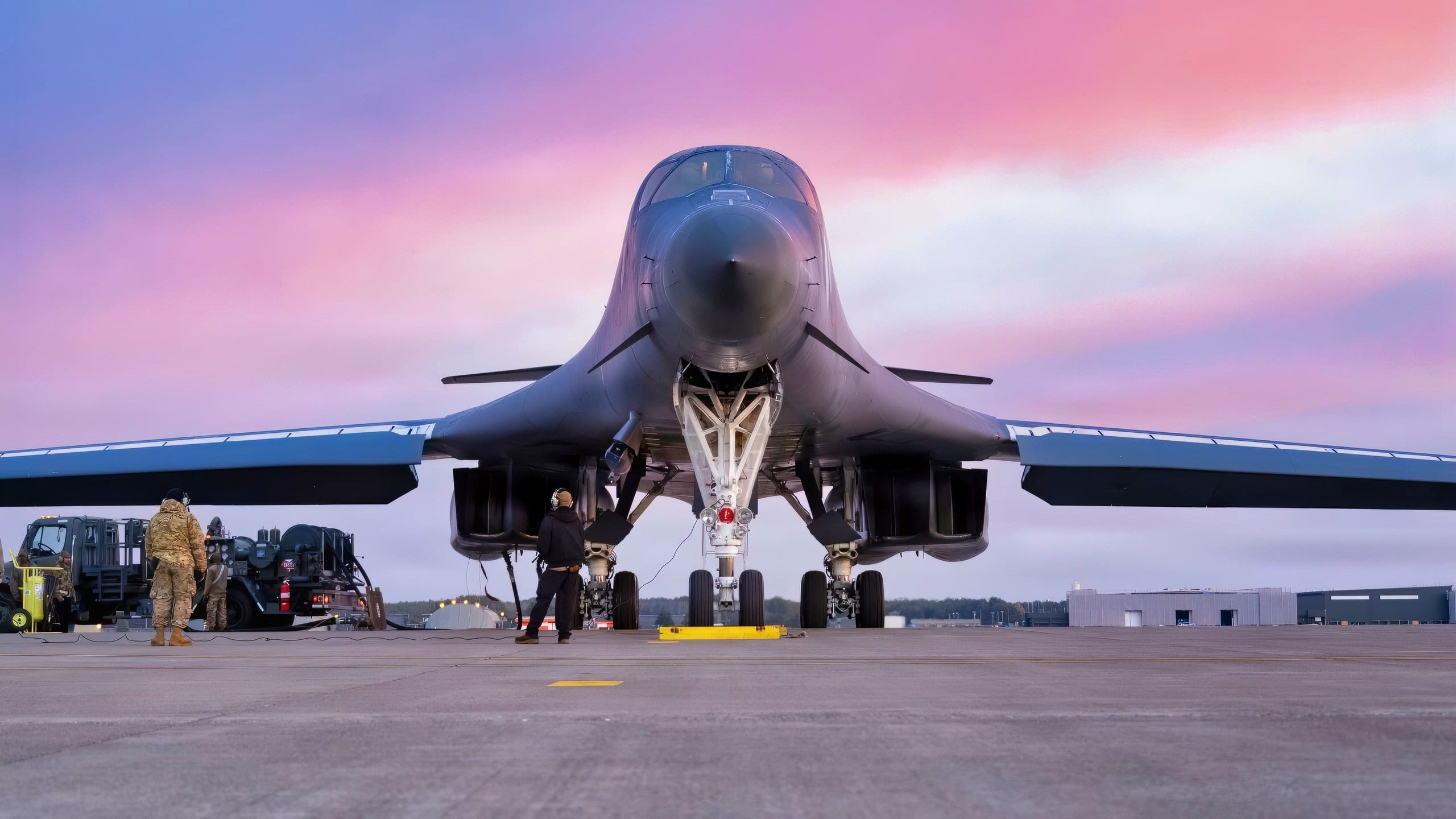 一架美国空军B-1B轰炸机在日本三泽空军基地进行热油加油，准备返回德克萨斯州的戴斯空军基地，2025年11月17日，结束轰炸机任务小组的部署。轰炸机任务小组的行动在全球范围内使用美国战略轰炸机，威慑对手，确保盟友和合作伙伴，加强互操作性，保持战备状态和全球打击能力。(美国空军照片，摄影：高级空军士兵艾玛·安德森)