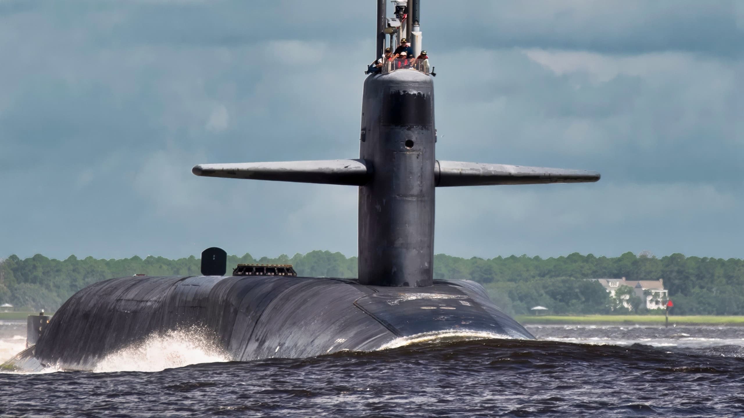 俄亥俄级导弹潜艇佛罗里达号（SSGN 728）离开海军潜艇基地金斯湾。佛罗里达号将在海上执行常规任务。（美国海军照片，由一级通讯专家詹姆斯·金伯发布）