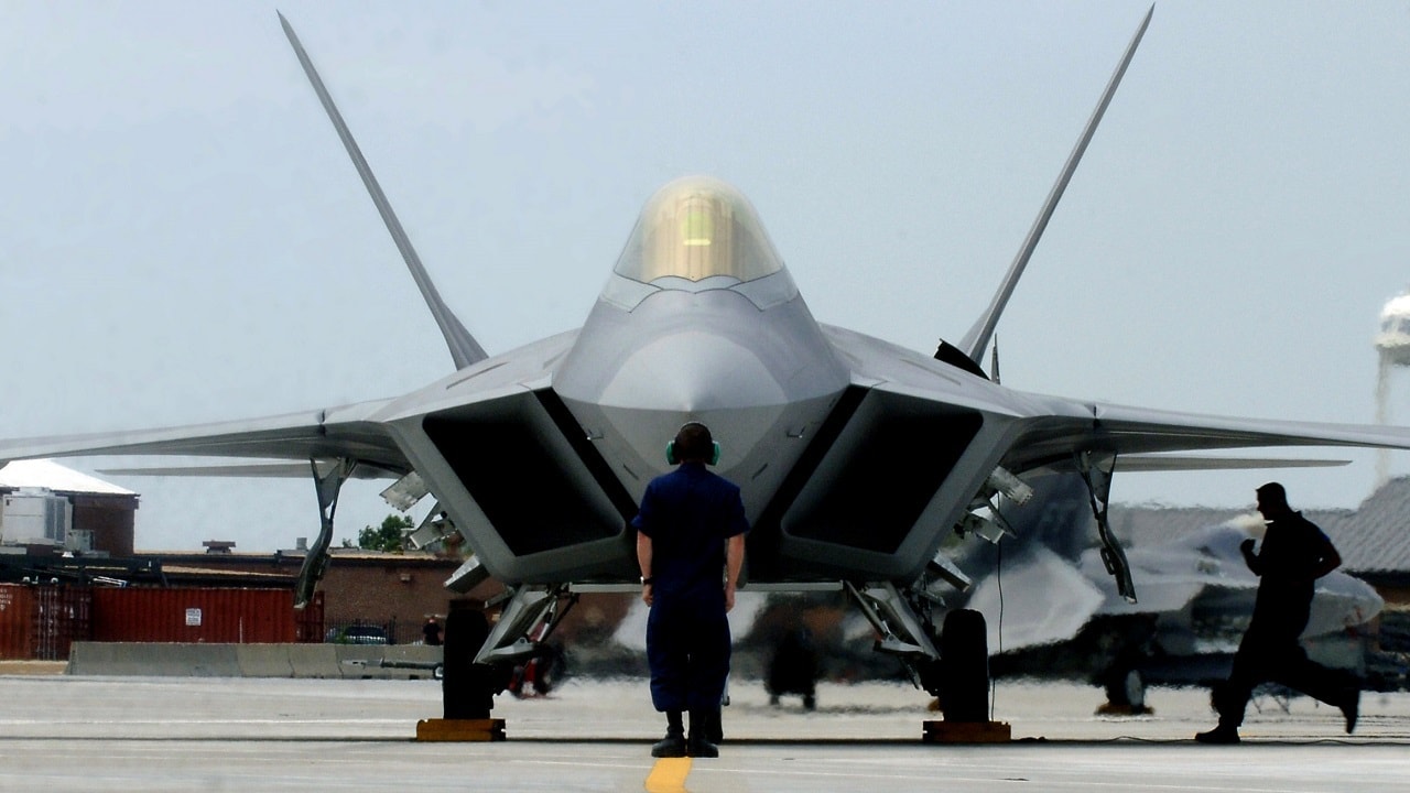 F-22 A猛禽表演队的飞机维护人员准备发射首位F-22A猛禽表演队飞行员保罗“马克斯”莫加少校，时间为7月13日。（美国空军照片/高级空军士兵克里斯托弗·L·英格索尔）