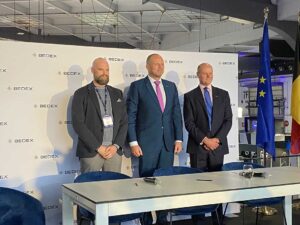 Tom Hendrickx, S.A.F.E. 合伙人，Theo Francken，比利时国防和外贸部长，Anthony Pittman，Babcock 集体培训主任。[照片：Babcock]