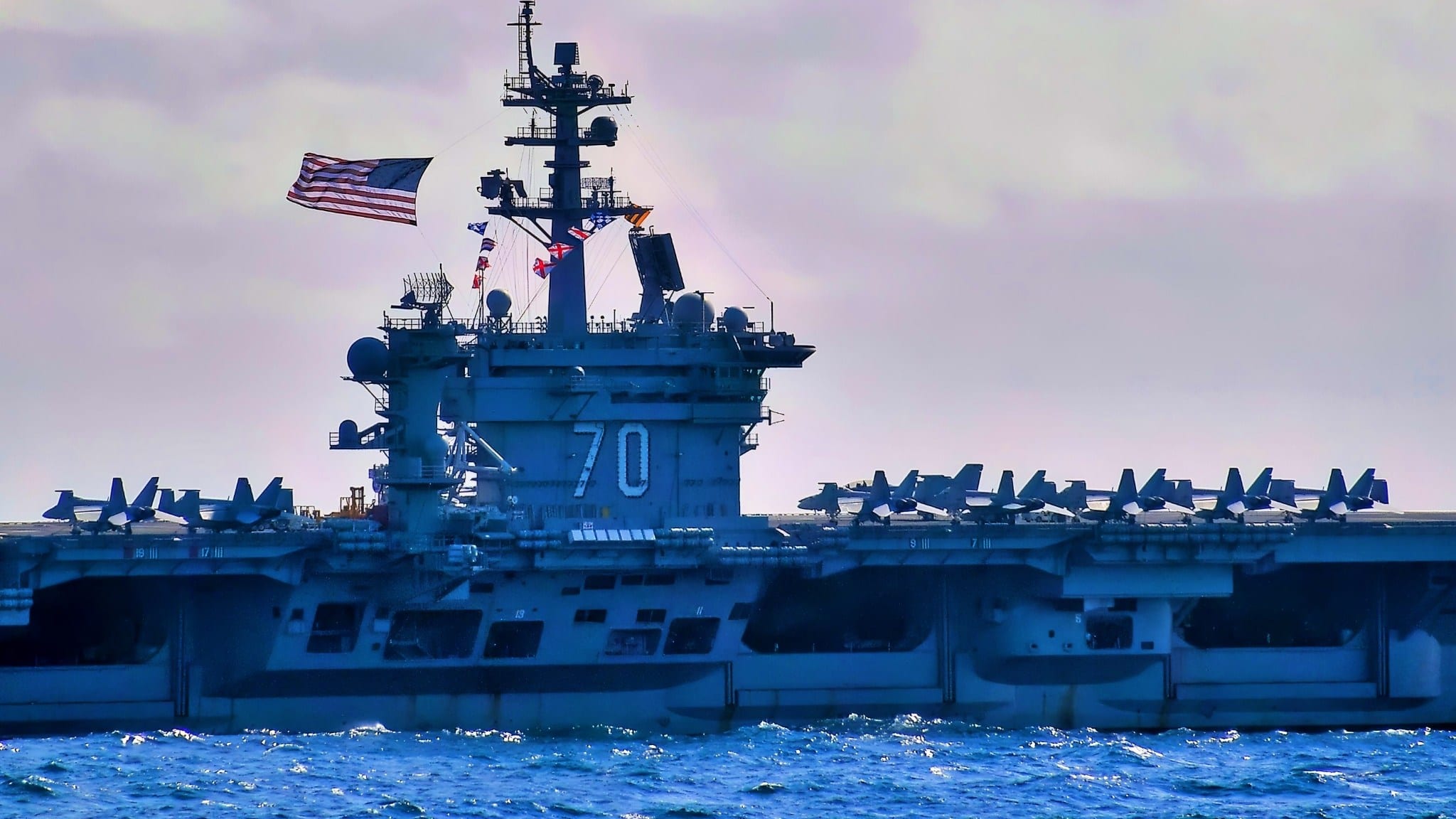 战斗旗帜在尼米兹级航空母舰卡尔·文森号上空飞扬，期间与秘鲁海军进行演习。卡尔·文森号正在支持2010年南方海域行动，这是美国南方司令部指导的一项行动，为美国及国际部队提供在多国环境中作战的机会。