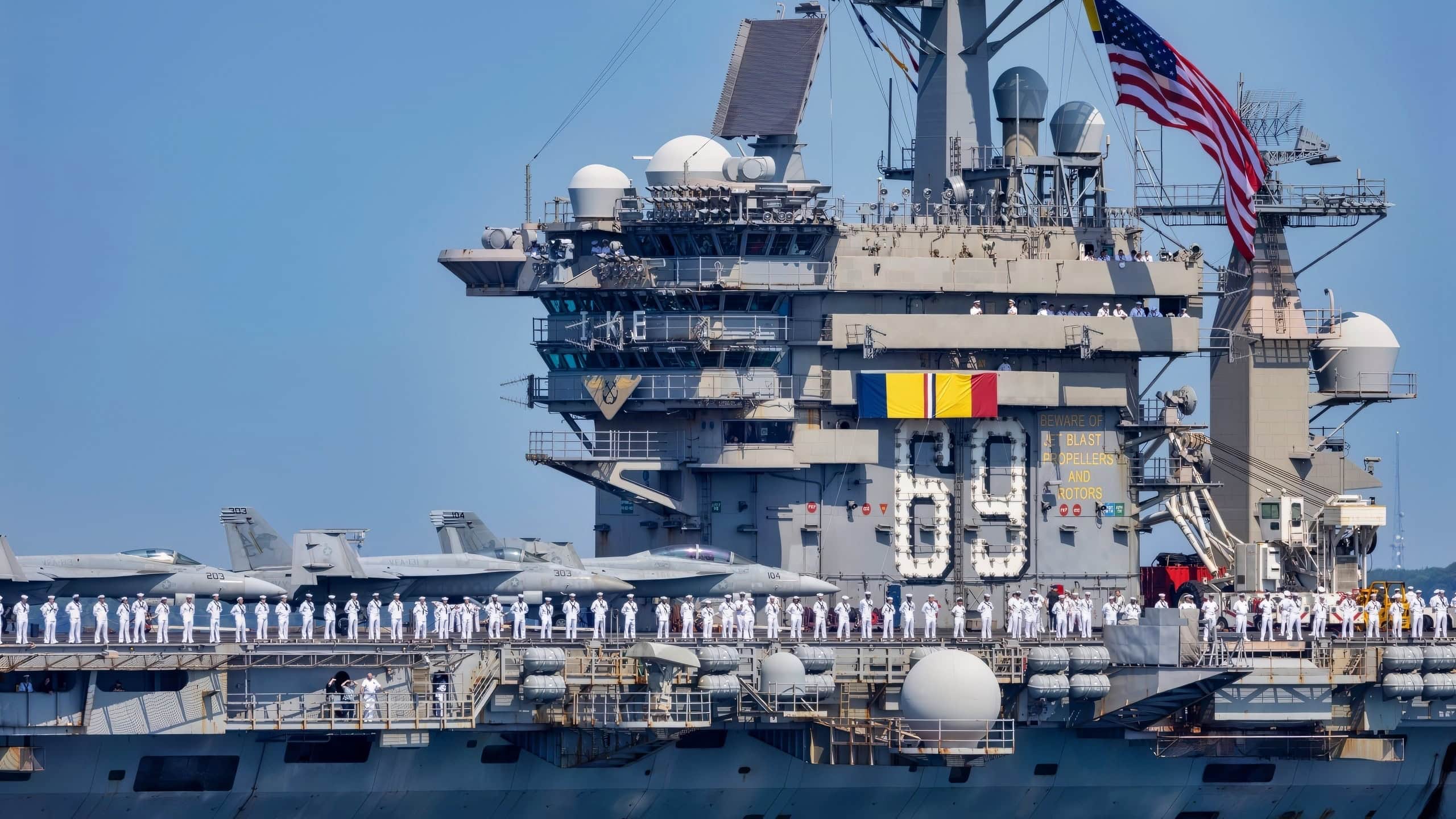 (2024年7月14日) 尼米兹级航空母舰“德怀特·D·艾森豪威尔”号(CVN 69)于2024年7月14日返回诺福克海军基地,结束为期九个月的亚特兰大部署。艾森豪威尔号是艾克航母打击群的旗舰,2023年10月14日从诺福克出发,进行计划中的部署,前往美国第五和第六舰队的作战区域,以支持海上安全行动、地区安全合作努力以及与北约盟友和伙伴的增强警戒活动。 (美国海军照片,由二级通讯专家亨特·戴拍摄)