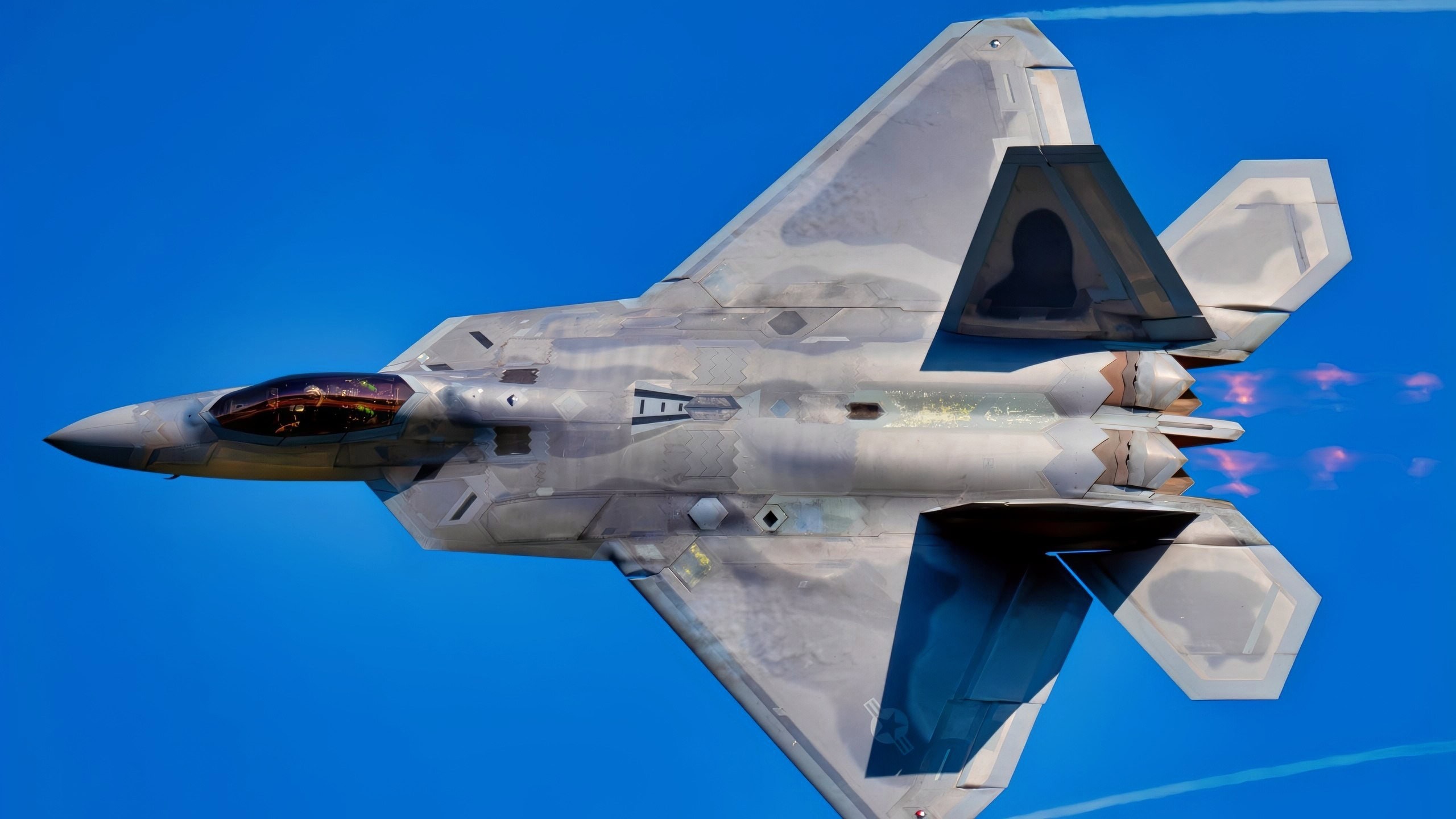 美国空军上尉尼克“拉兹”·勒图尔诺,F-22猛禽空中表演队飞行员和指挥官,于2025年3月17日在兰利-尤斯蒂斯联合基地进行练习演示。拉兹是世界上唯一获得认证可以进行演示的F-22猛禽飞行员。(美国空军照片,由中士迈克尔·鲍曼拍摄)