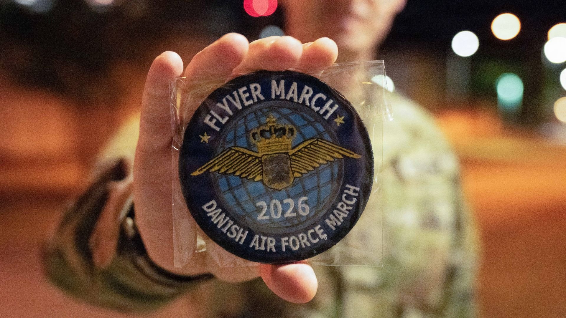多域指挥部-欧洲的士兵们参加了由皇家丹麦空军赞助的飞行员行军，地点在德国维斯巴登的克莱营地，2026年8月28日。成功完成12.4英里行军并背负至少25磅（不包括水）的士兵有权在其陆军服装上佩戴飞行员行军奖章和丝带。