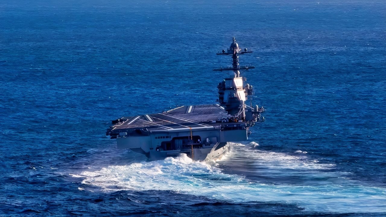 大西洋（2019年10月29日）福特号航母（CVN 78）在大西洋进行高速转弯。福特号正在海上进行海试，之前进行了为期15个月的港口可用性检查。（美国海军照片，由3级大众传播专家Connor Loessin拍摄）