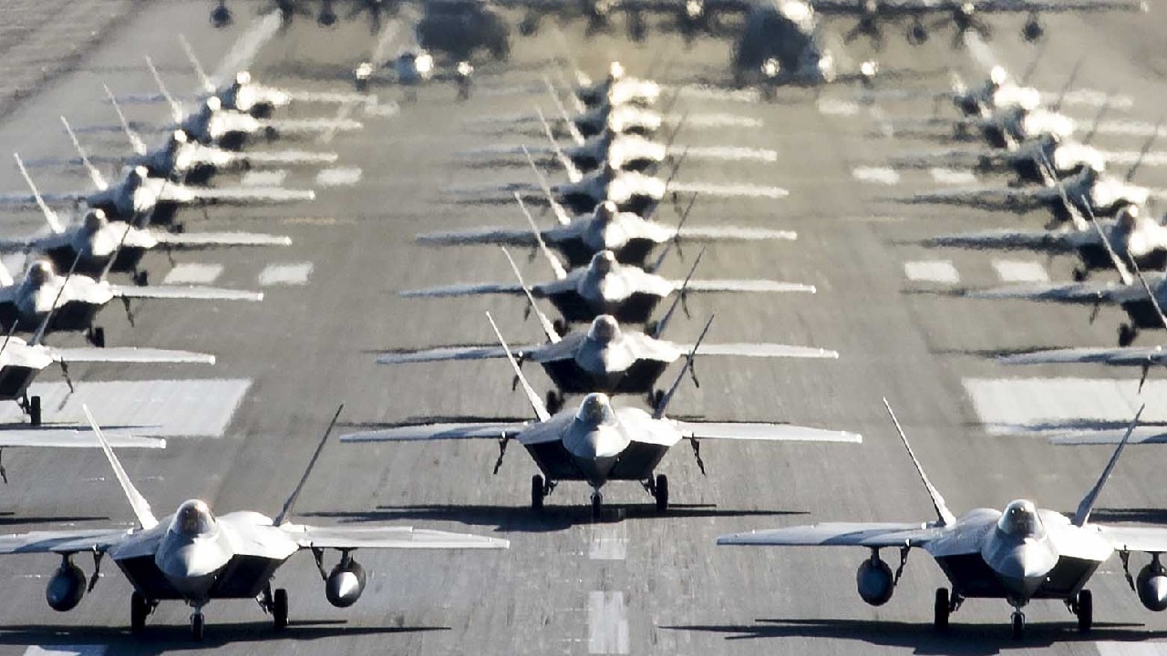 美国空军F-22猛禽、E-3哨兵、C-17环球霸王III、C-130J大力神和C-12F休伦参加了2020年5月5日在阿拉斯加艾尔门多夫-理查德森联合基地进行的紧密编队滑行，称为“大象步行”。该事件展示了第3联队、第176联队和第477战斗小组在COVID-19期间通过主动军、国民警卫队和预备役部队的全面力量整合，保持持续战备能力，以继续捍卫美国本土并确保印太地区的自由与开放。（美国空军照片由高级空军士兵乔纳森·瓦尔德斯·蒙蒂霍提供）