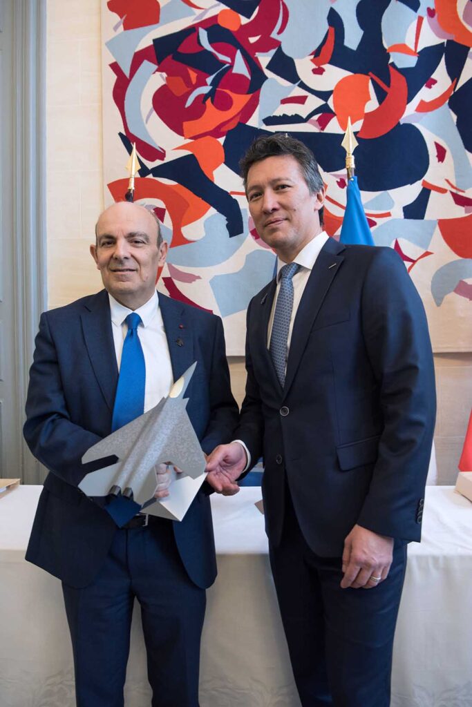 Éric Trappier (left) of Dassault and Airbus’ Dirk Hoke (right) at the 2019 FCAS signing ceremony. Early harmony soon evaporated. [Dassault]