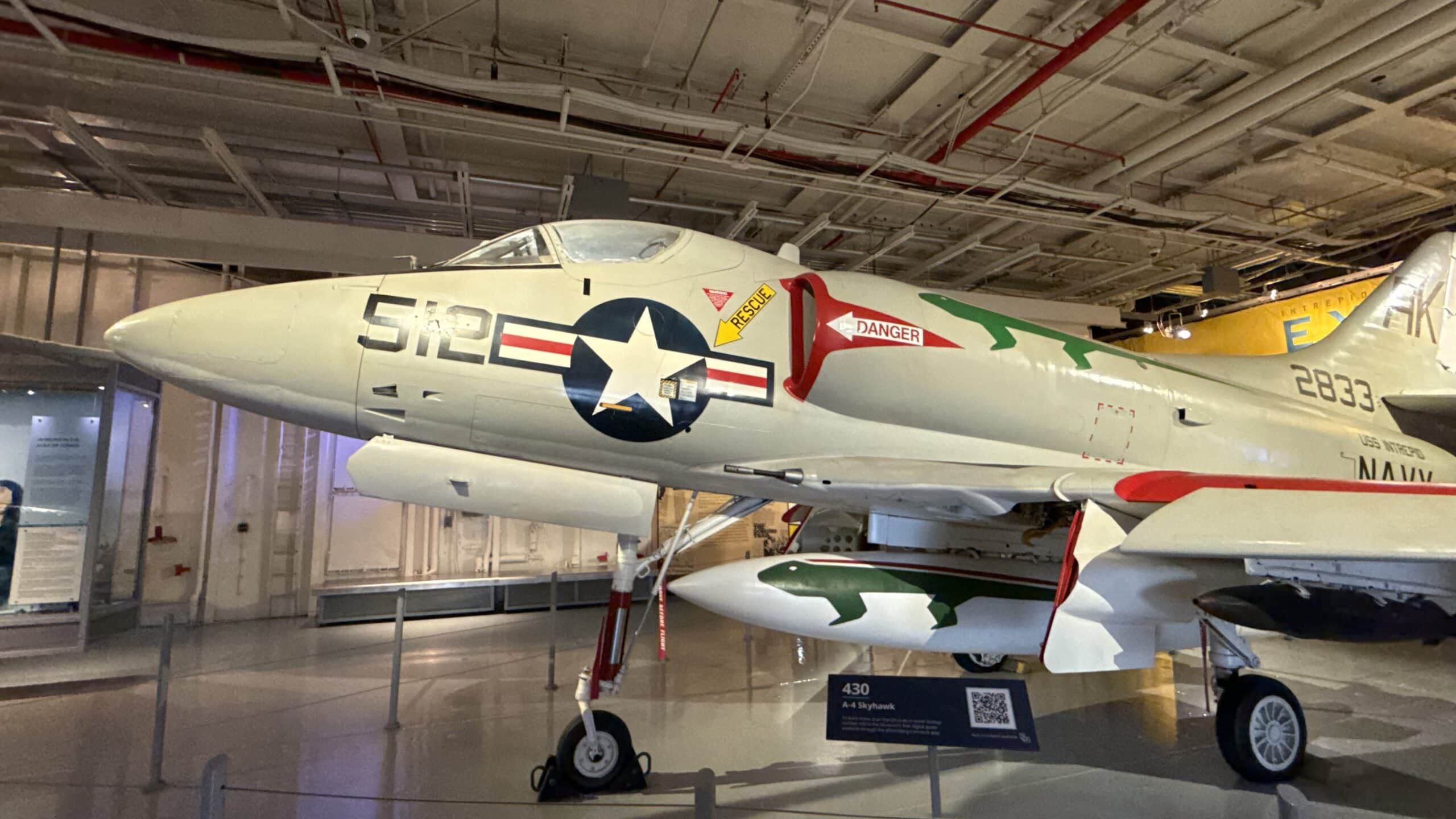 A-4天鹰 19FortyFive来自USS Intrepid的照片。
