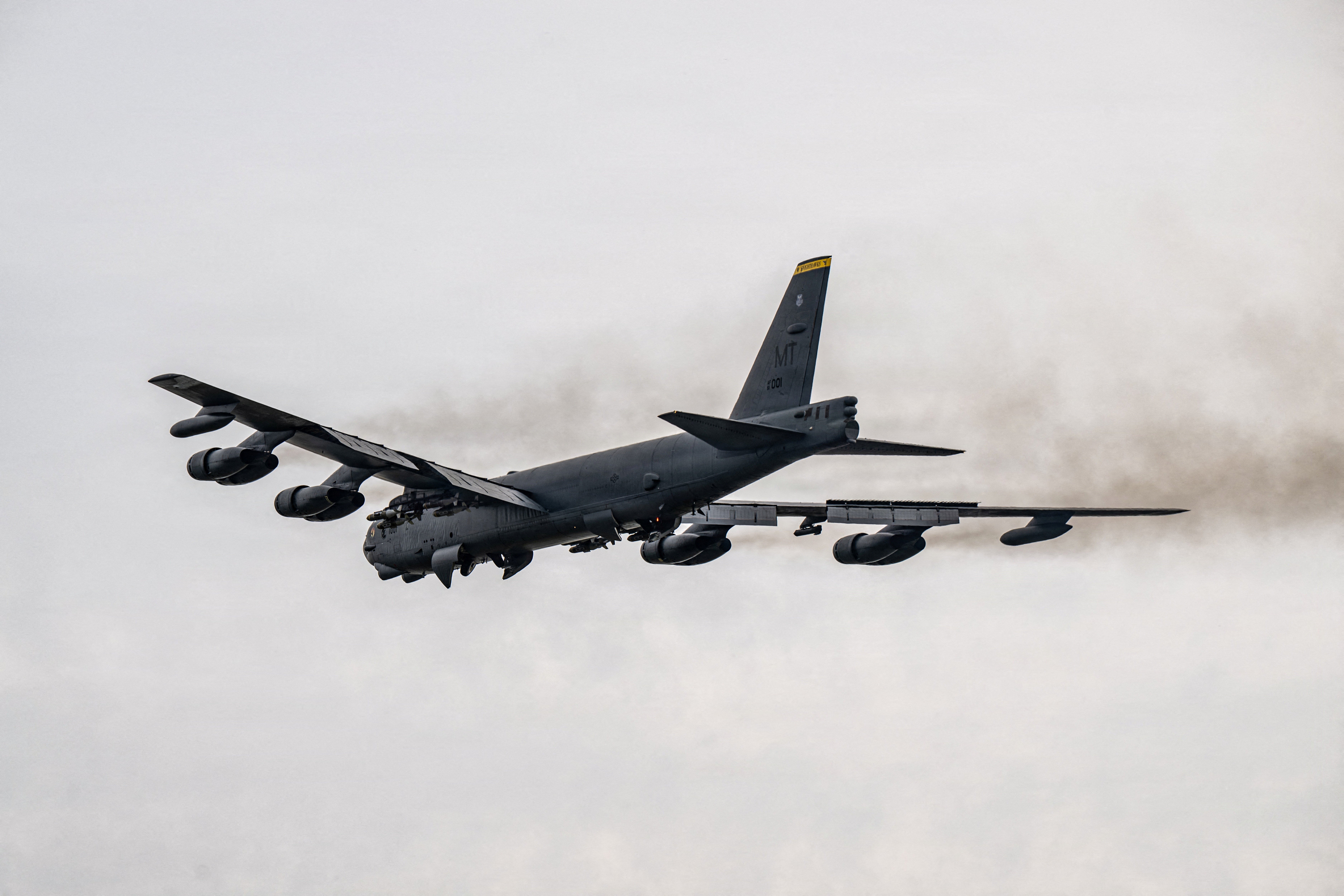一架空军B-52轰炸机在2026年3月22日于一个未公开地点支持伊朗战争的史诗愤怒行动起飞。(美国空军/路透社提供)