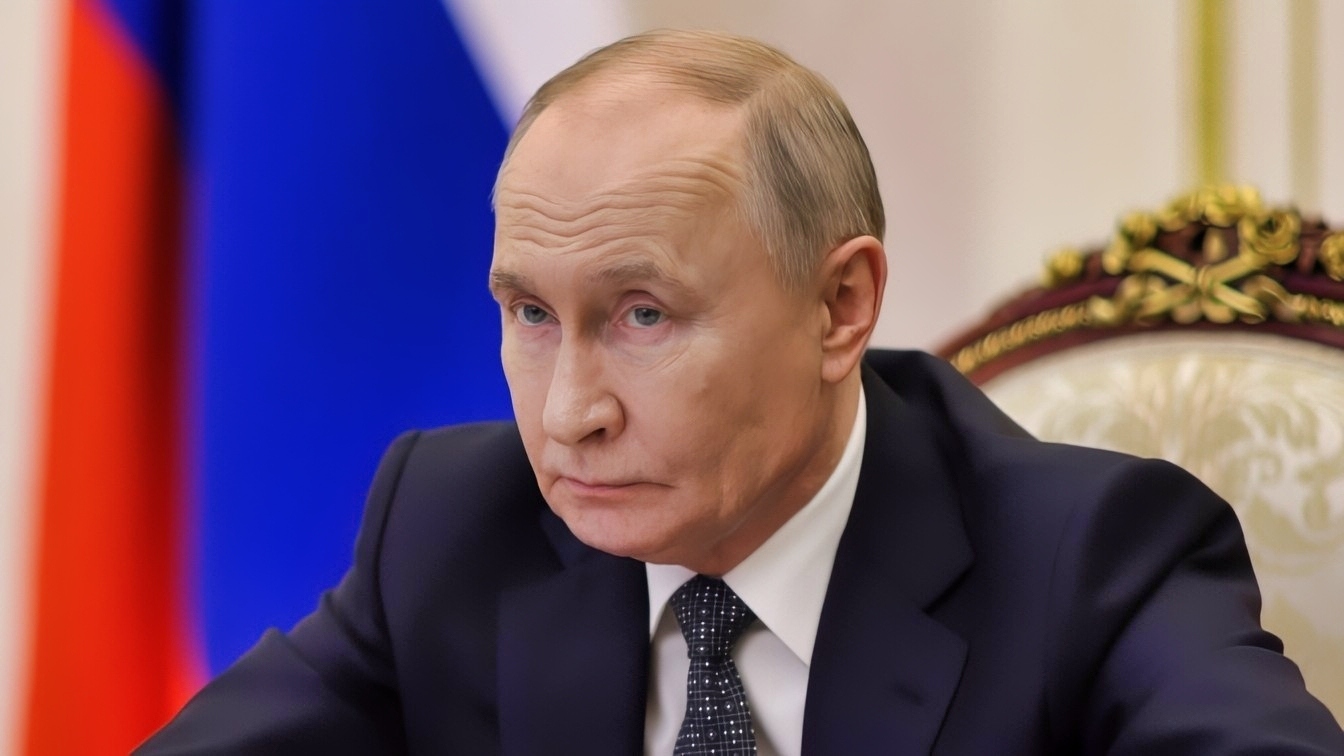 Vladimir Putin at Kremlin desk amid Ukraine negotiation signal October 2026