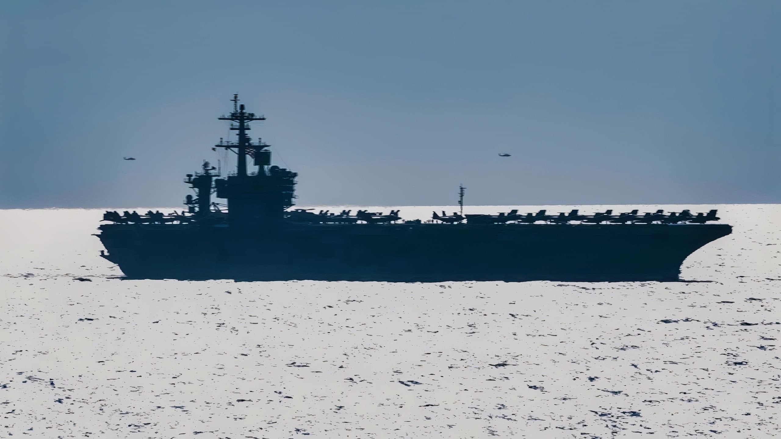 大西洋（2018年8月30日）一架MH-60S海鹰直升机隶属于航母航空联队（CVW）7，在与尼米兹级航母哈里·S·杜鲁门号（CVN 75）进行双航母维持作战时飞过尼米兹级航母亚伯拉罕·林肯号（CVN 72）。除了展示海军固有的灵活性和可扩展性外，此次演练还提供了进行复杂的多单位训练的机会，以增强海上互操作性和战斗准备；为海军保护我们的祖国做好准备；并在全球范围内维护和促进和平。（美国海军照片，由三等通讯专家胡安·索托隆戈发布）