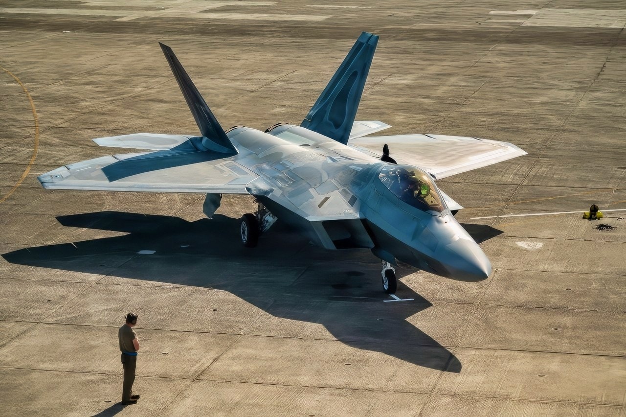 一架美国空军F-22猛禽战斗机在2026年1月4日的波多黎各塞巴飞行线上等待滑行。美国军队被部署到加勒比海，以支持美国南方司令部的任务、国防部指挥的行动，以及总统优先事项以打击非法毒品贩运和保护祖国。(美国空军照片)