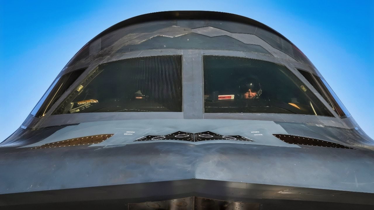 美国空军B-2幽灵轰炸机机组人员于2020年3月8日在密苏里州怀特曼空军基地的驾驶舱内进行飞行前检查。B-2从怀特曼空军基地起飞，支持美国战略司令部轰炸机特遣队在欧洲的行动。第131轰炸机联队是第509轰炸机联队的全力合作单位。(美国空军照片，由技术军士亚历山大·W·里德尔提供)