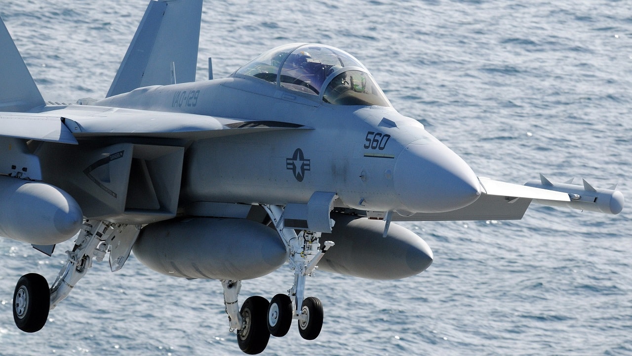 (2009年2月17日) 一架隶属于战术电子战中队（VAQ）129的 EA-18G 咆哮者正在尼米兹级航空母舰 USS 罗纳德·里根 (CVN 76) 上进行海上着陆准备。咆哮者是 EA-6B 侦察者的替代机型，预计将在2010年左右进行更换。罗纳德·里根号正在太平洋执行舰队替换中队的舰载资格训练。(美国海军照片，由海军通讯专家3级托里·W·李拍摄/发布).