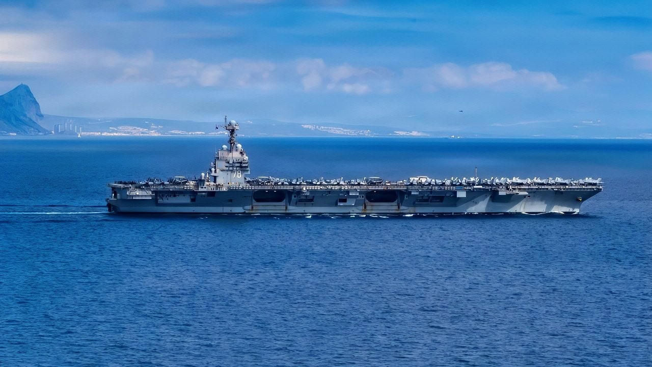 世界上最大的航母，杰拉尔德·R·福特号（CVN 78），于2025年10月1日通过直布罗陀海峡。杰拉尔德·R·福特号是首艘同类航母，并且是航母打击群十二的部署旗舰，正在美国第六舰队的作战区域内进行计划中的部署，以支持美国海军欧洲-非洲部队的作战效能、致命性和战备状态，并捍卫该地区美国、盟友和合作伙伴的利益。(美国海军照片，由大众传播专家海员学徒艾莉莎·乔伊拍摄)
