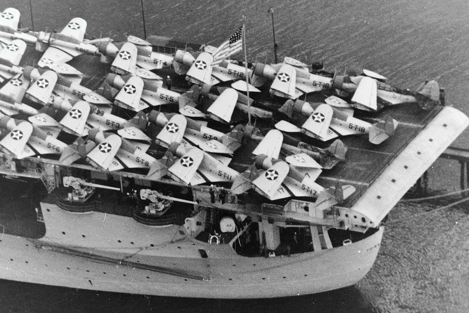 鱼雷中队五的毁灭者停在1940年圣地亚哥北岛海军航空站的USS Yorktown的飞行甲板上。(海军历史与遗产司)