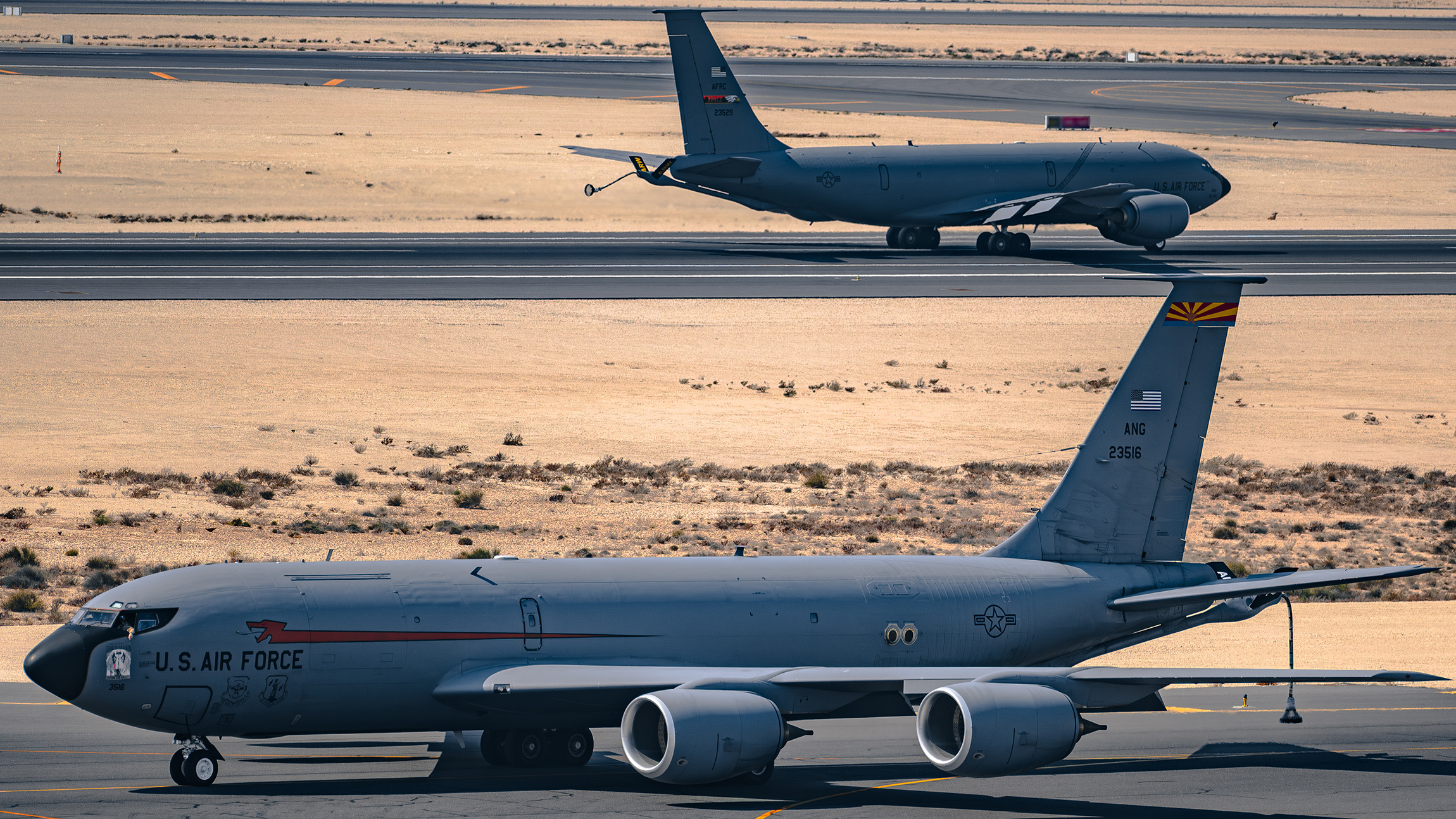 美国空军KC-135加油机隶属于第91远征空中加油中队，在美国中央司令部责任区内滑行，2025年2月1日。KC-135的空中加油能力使飞机能够在不着陆的情况下飞行更长的距离，使其成为支持CENTCOM AOR远程行动的重要资产。（美国空军照片，空军一等兵Zeeshan Naeem拍摄）