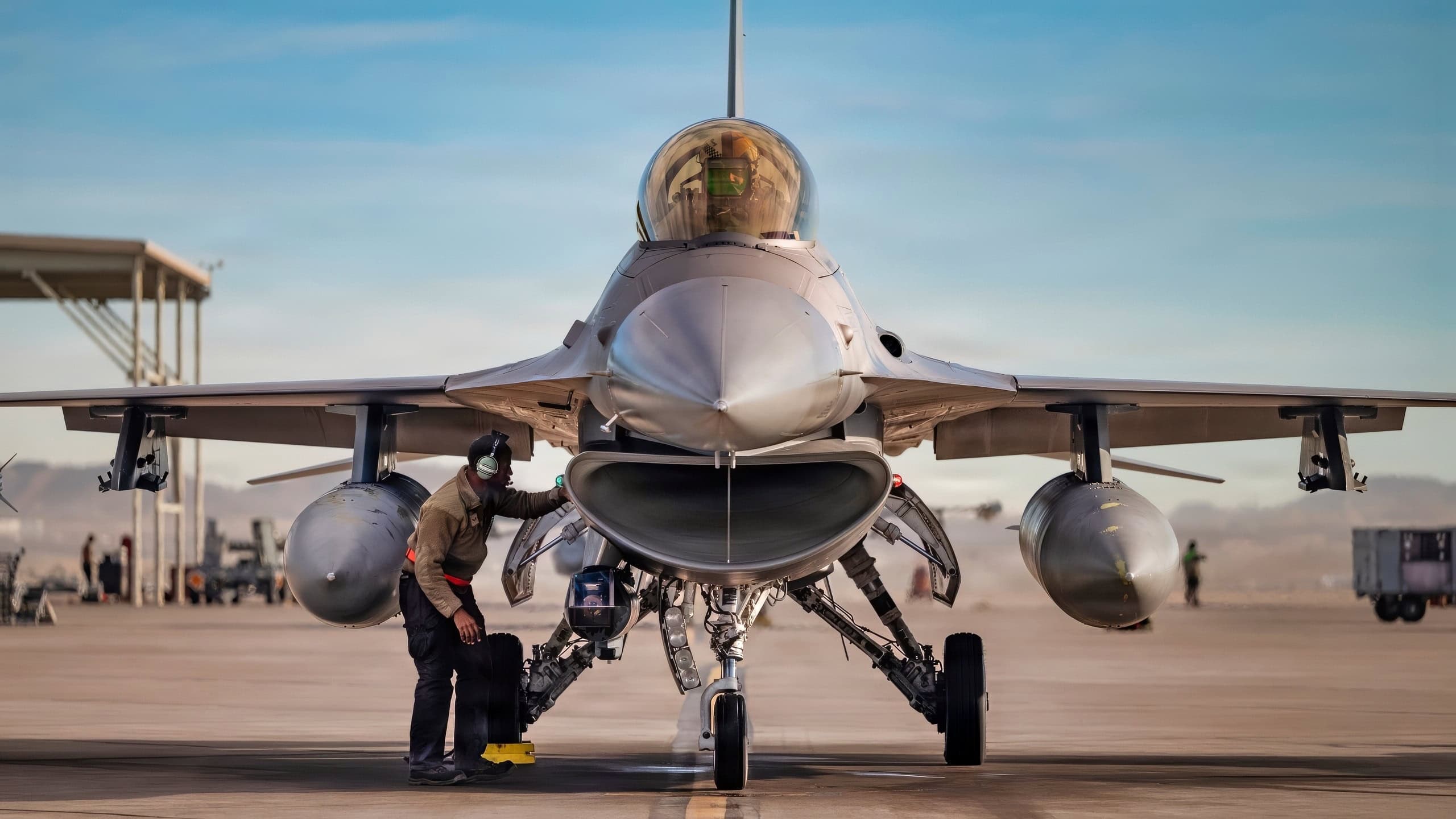 北约空中防御部署期间跑道上的F-16战斗机