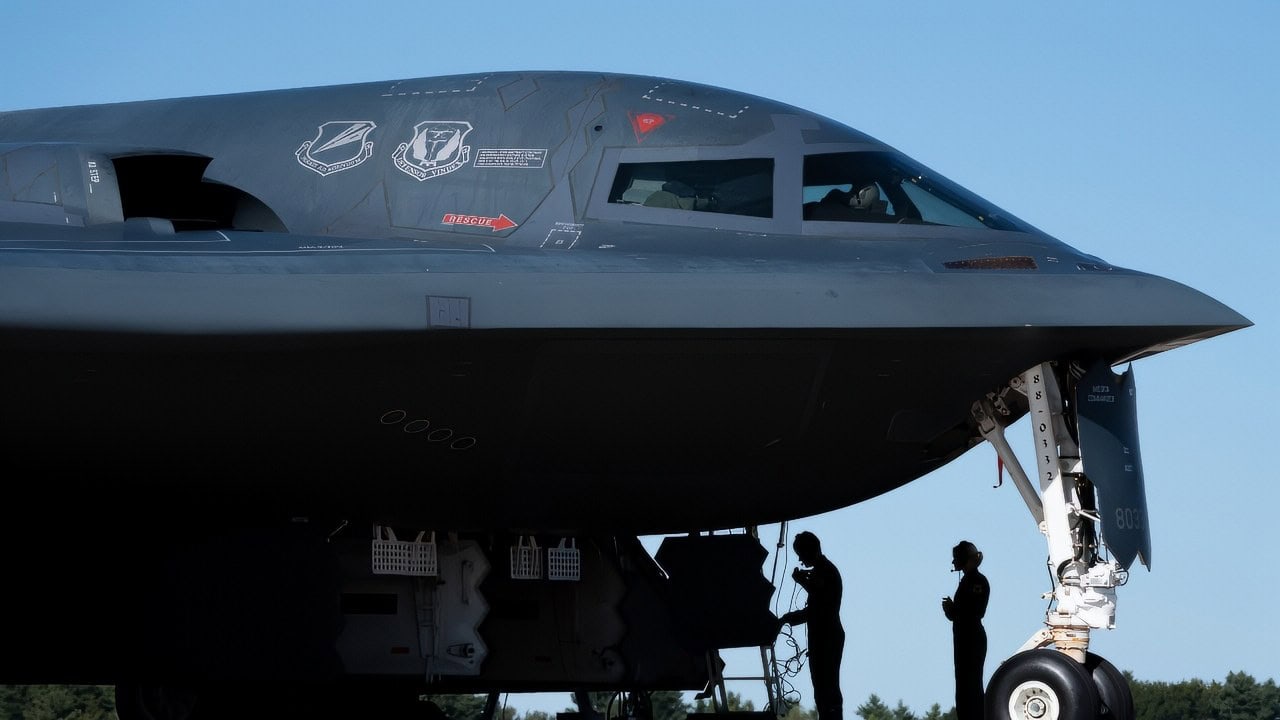 一名美国空军飞行员在新罕布什尔州皮斯空军国民警卫队基地为393轰炸中队的B-2幽灵轰炸机准备热油加油，2025年9月20日。这架飞机是509轰炸联队自509轰炸机联队驻扎在皮斯空军基地以来，首次在皮斯空军国民警卫队基地着陆的飞机，该基地于近35年前关闭。509轰炸联队的血统可以追溯到第二次世界大战时期，当时509复合组在日本投下了原子弹。(美国空军照片，摄影师：中士约书亚·哈斯廷斯)