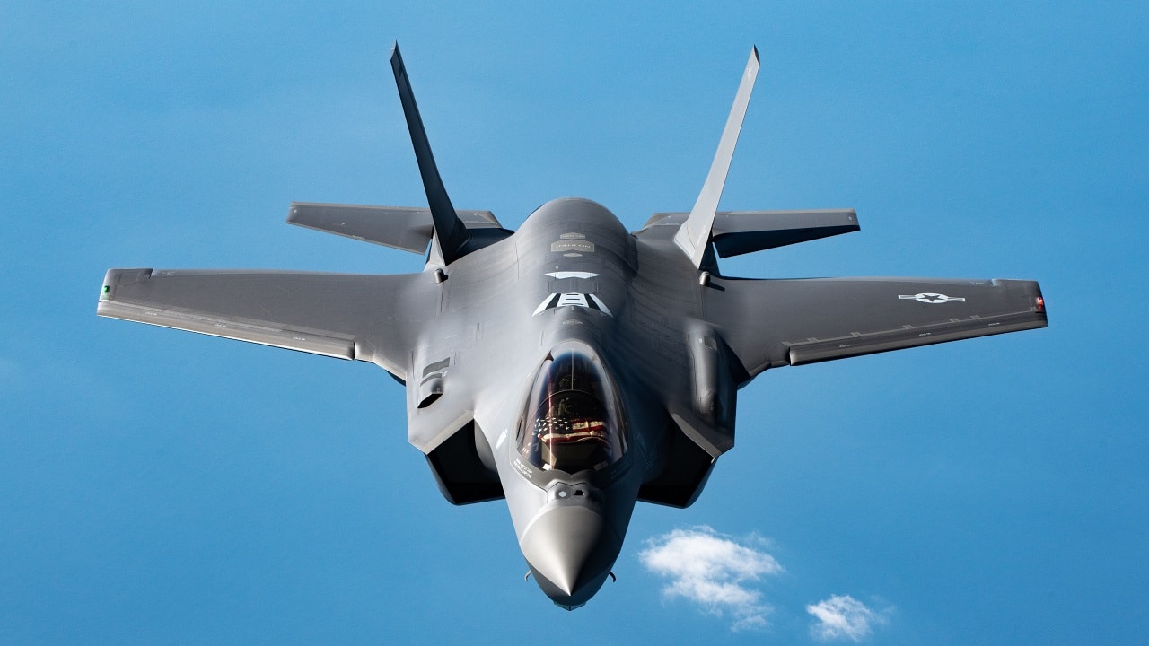来自阿拉斯加艾尔森空军基地第354战斗机联队的F-35A闪电II在印太地区飞行，后方是一架分配给堪萨斯州福布斯野战国家警卫队基地第117空中加油中队的KC-135加油机，拍摄于2022年3月10日。机组人员定期执行任务，以提高应对突发情况所需的技能。(美国空军照片，由空军一等兵约塞林·佩尔拉拍摄)