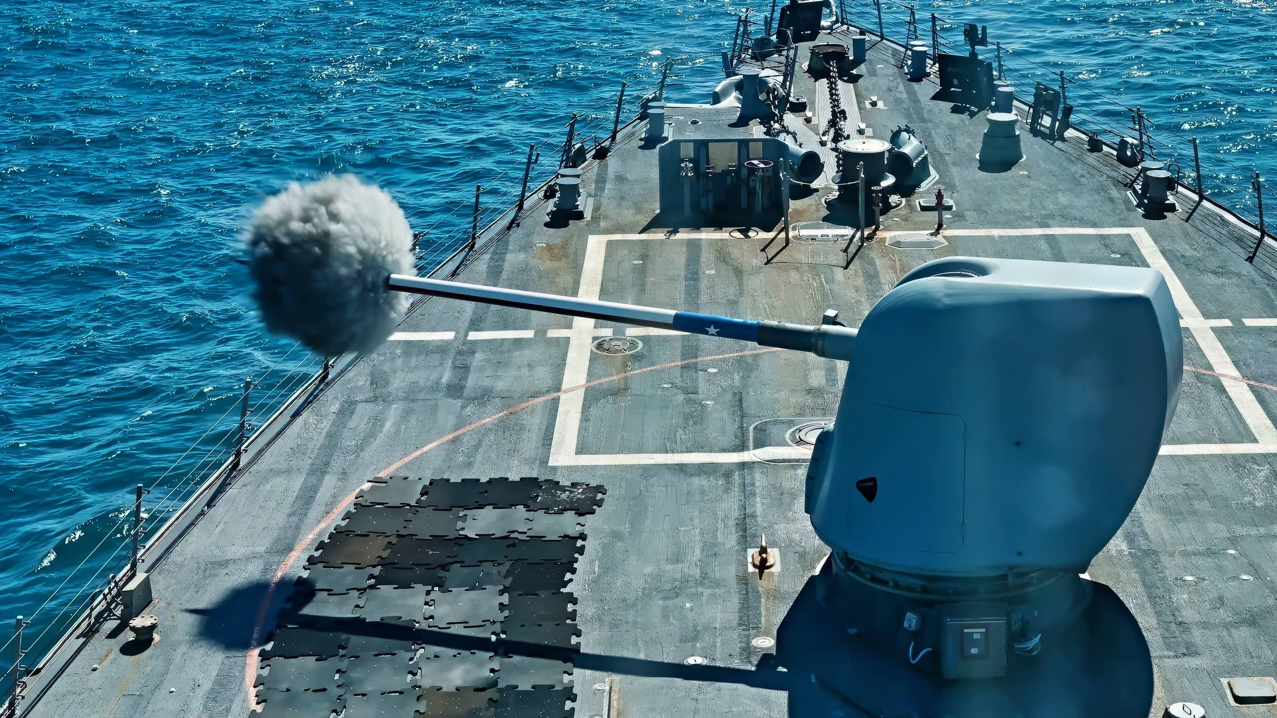 (2025年10月3日) – 阿利·伯克级导弹驱逐舰USS Gonzalez (DDG 66)在进行海上总统检阅时发射Mk45 5英寸炮系统。海上总统检阅是全国范围内展示海上能力的众多活动之一，作为美国海军250周年庆祝活动的一部分。美国是一个海洋国家。250年来，美国的作战海军在捍卫自由的过程中航行于全球。(美国海军照片，由大众传播专家海员Jayden Howard拍摄)