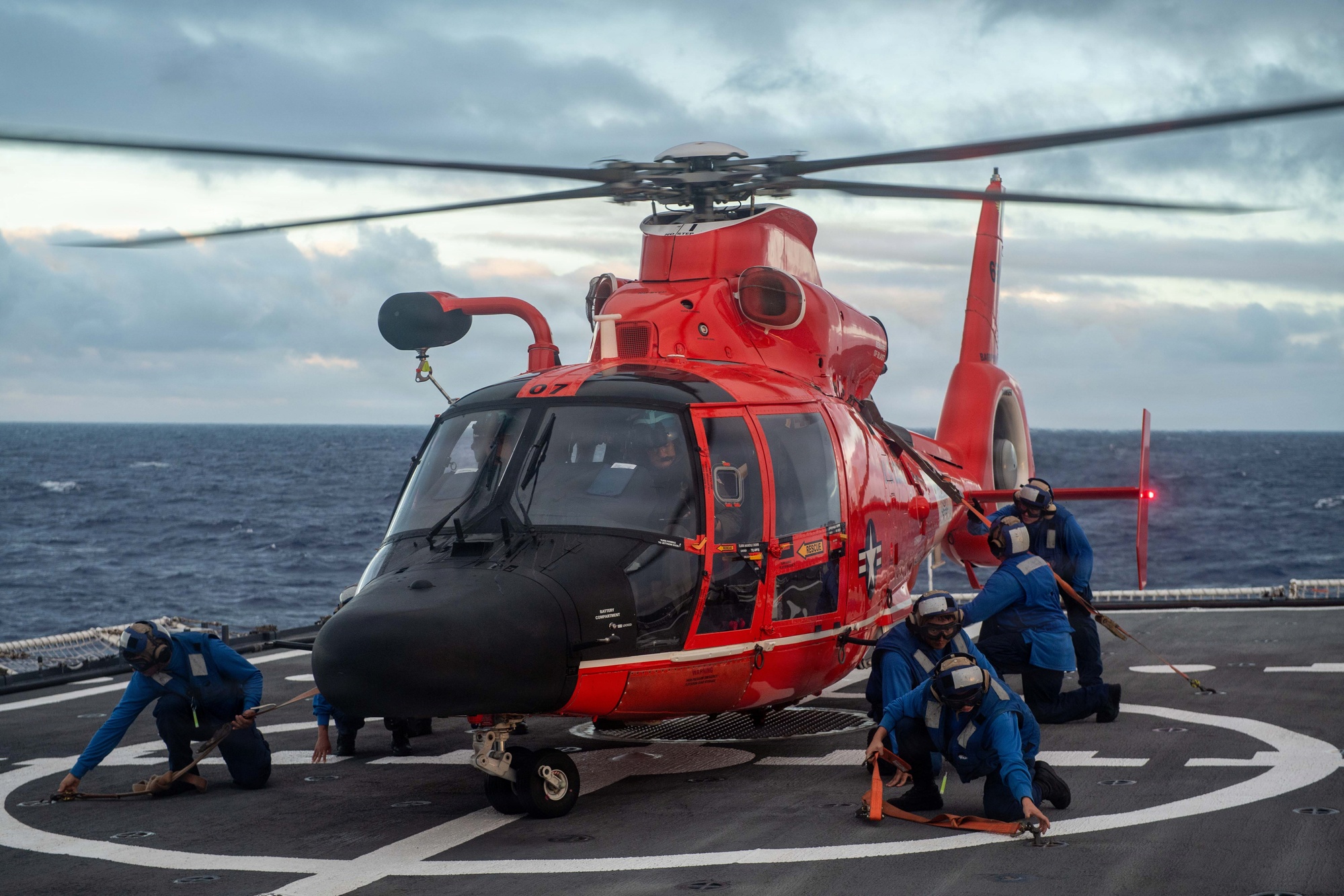 USCGC Midgett MH-65 直升机甲板太平洋后勤演习