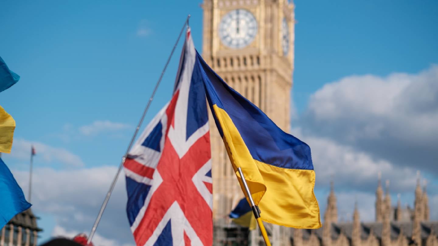 乌克兰和英国国旗在伦敦大本钟附近
