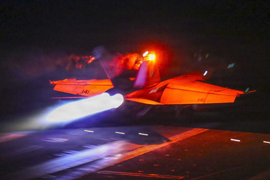 美国海军F/A-18F战机在3月1日的史诗怒火行动中从航母亚伯拉罕·林肯号（CVN 72）起飞。（图片来源：美国中央司令部）