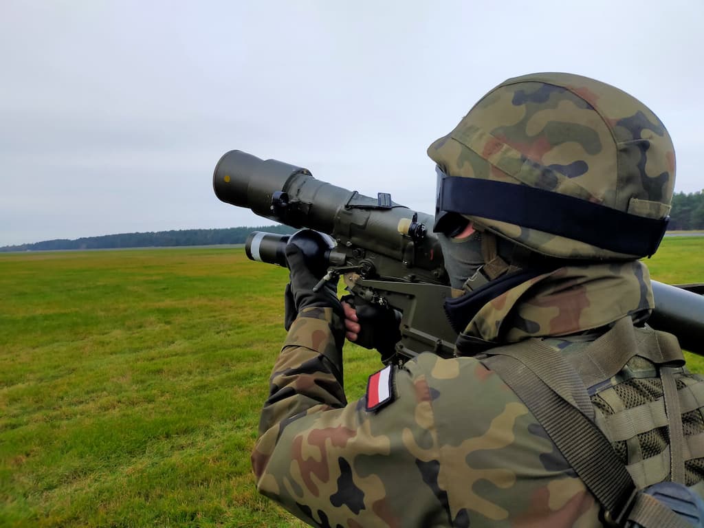 波兰士兵在实地空中防御训练中瞄准Piorun便携式防空导弹