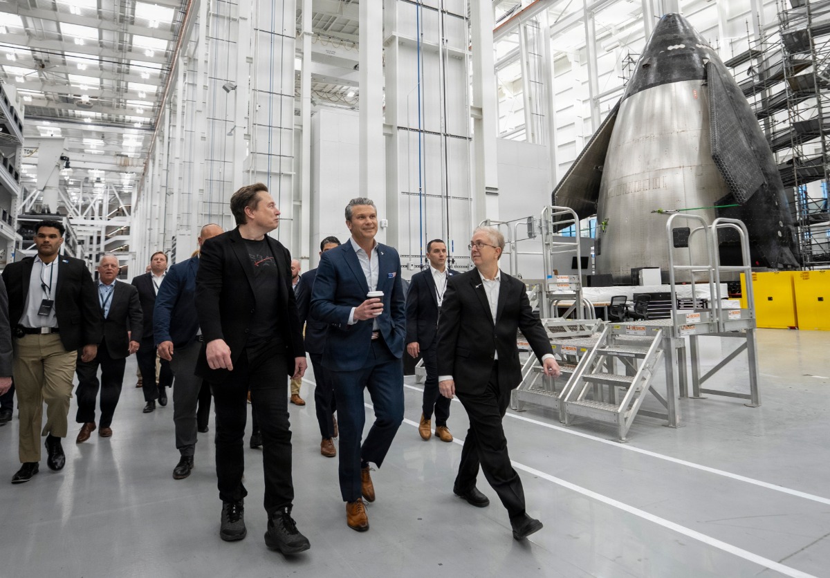 战争部长皮特·赫格塞斯与SpaceX首席执行官埃隆·马斯克一起参观SpaceX设施，作为他自由武器库之旅的一部分，德克萨斯州布朗斯维尔，2025年1月12日