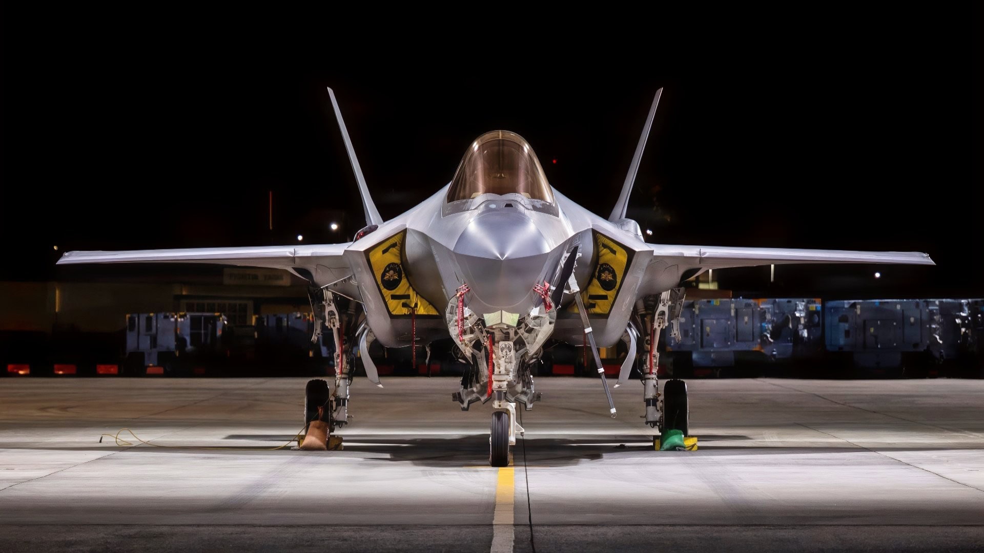 一架F-35A闪电II战斗机隶属于第4远征战斗机中队，部署在嘉手纳空军基地，2025年11月3日，在嘉手纳空军基地进行基地范围的作战准备演习BH 26-1时停在飞行线。嘉手纳作为威慑潜在对手的关键因素，通过其展现的实力和对地区安全的承诺发挥作用。