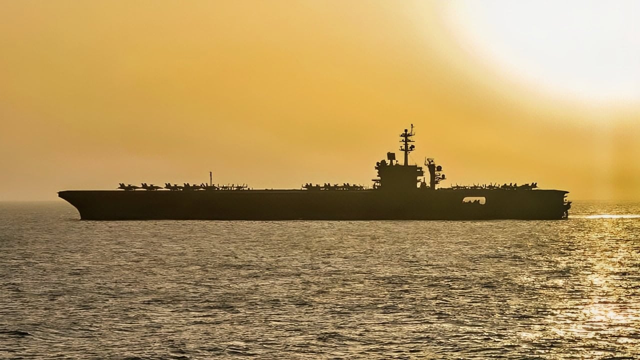 亚伯拉罕·林肯号 (CVN 72) 在阿拉伯海进行美国封锁行动，4月16日。该舰搭载的航空联队包括八架F-35C隐形战斗机、F/A-18战斗机、EA-18G电子攻击机、E-2D指挥控制机、MH-60直升机和CMV-22B鱼鹰用于后勤支持。(美国海军照片)