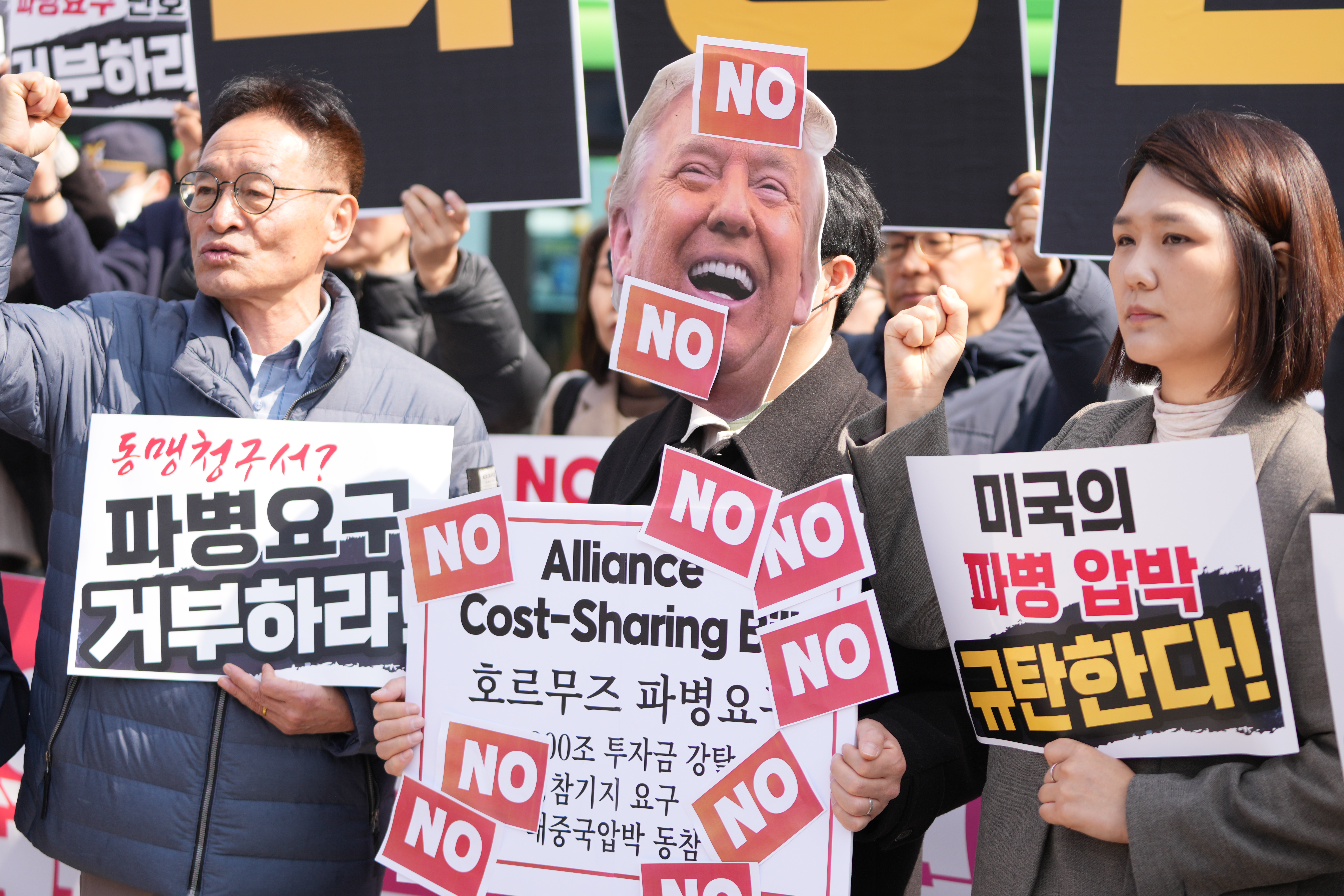 韩国首尔的抗议者在3月16日高呼口号，反对唐纳德·特朗普要求多个国家派遣军舰以保持霍尔木兹海峡开放的要求。(李珍满/AP)