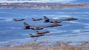 挪威空军331中队的F-35A飞机在联合训练中护航美国空军B-1轰炸机。 (图片：挪威武装部队)