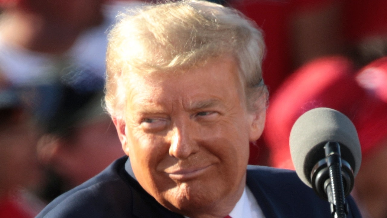 美国总统唐纳德·特朗普在亚利桑那州古迪尔的凤凰城古迪尔机场与支持者交谈,参加“让美国再次伟大”竞选集会。由Gage Skidmore拍摄。