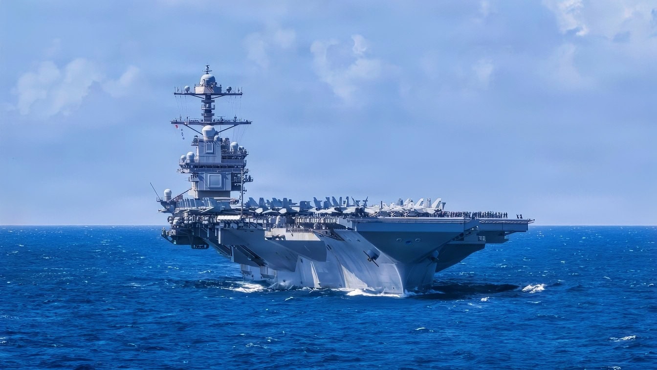 美国海军航母航空联队8的飞机在世界上最大的航空母舰，福特级航空母舰杰拉尔德·R·福特号（CVN 78）上空编队飞行，期间进行航空联队8的空中换指挥仪式，时间为2026年1月19日，地点在加勒比海。美国军队被部署到加勒比地区，以支持美国南方司令部的任务、战争部指挥的行动，以及总统优先事项以打击非法毒品贩运和保护祖国。(美国海军照片)