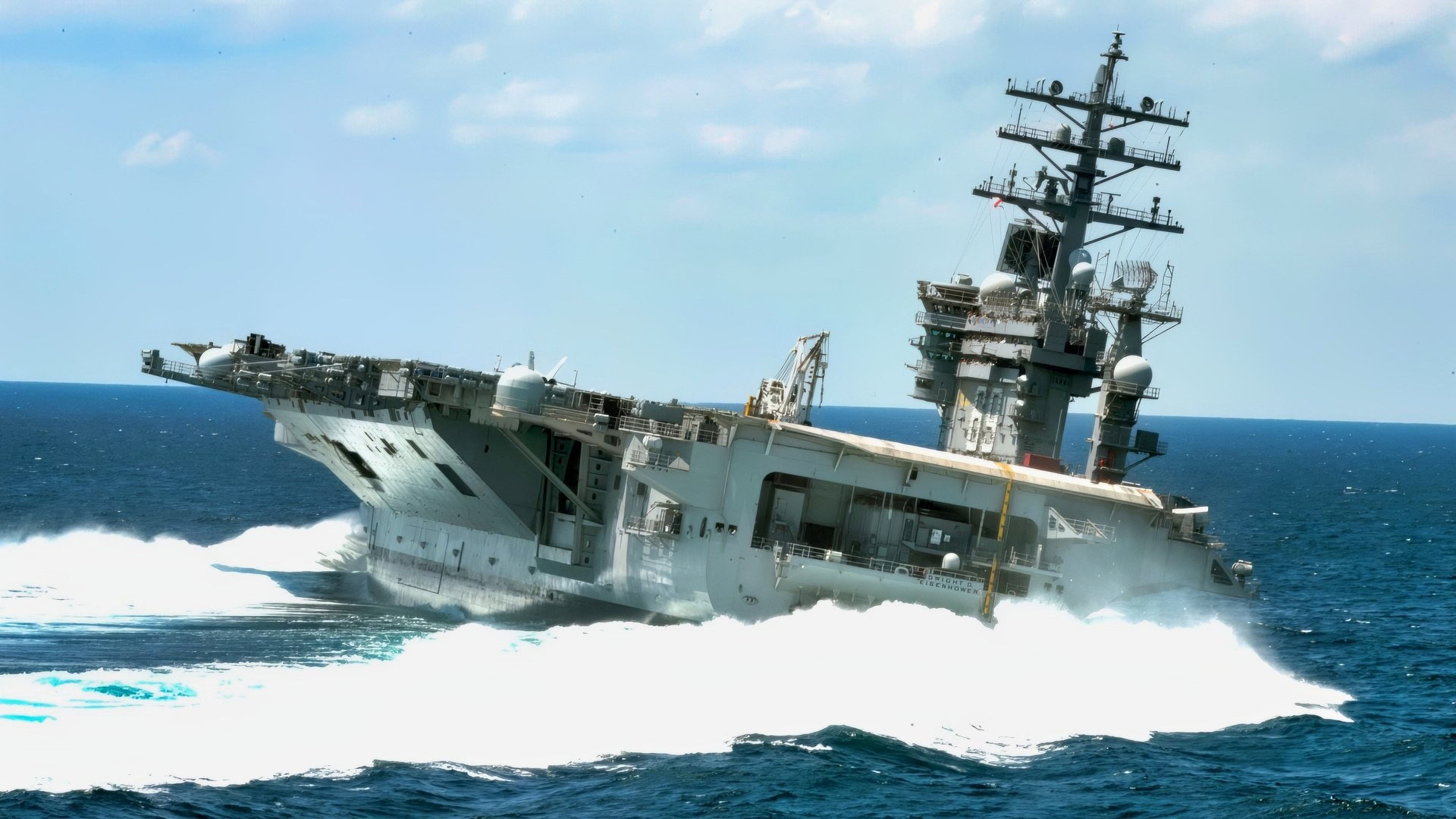大西洋（2011年6月14日）尼米兹级航母“德怀特·D·艾森豪威尔”号（CVN 69）在海试中进行舵转。德怀特·D·艾森豪威尔号于6月10日在诺福克海军造船厂完成了为期九个月的计划增量可用性，并计划在今夏恢复海上作战。（美国海军照片，由一等通讯专家克里斯托弗·斯托尔茨拍摄/发布）