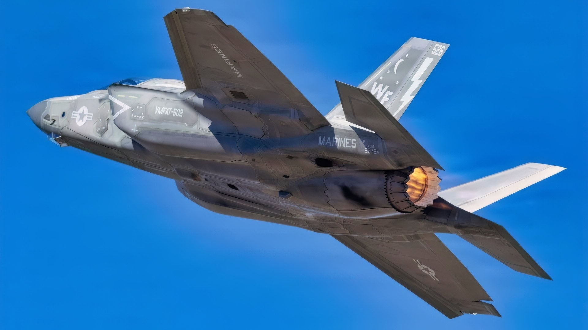 一架美国海军陆战队F-35B闪电II在2026年3月21日的卢克日空中表演中点燃加力燃烧室并爬升，地点为亚利桑那州卢克空军基地。海军陆战队F-35B闪电II的演示展示了第五代战斗机的机动性和先进技术。这类演示反映了使联合部队在现代作战中保持空中优势的尖端能力。(美国空军国民警卫队技术军士汉普顿·斯特拉姆勒拍摄)