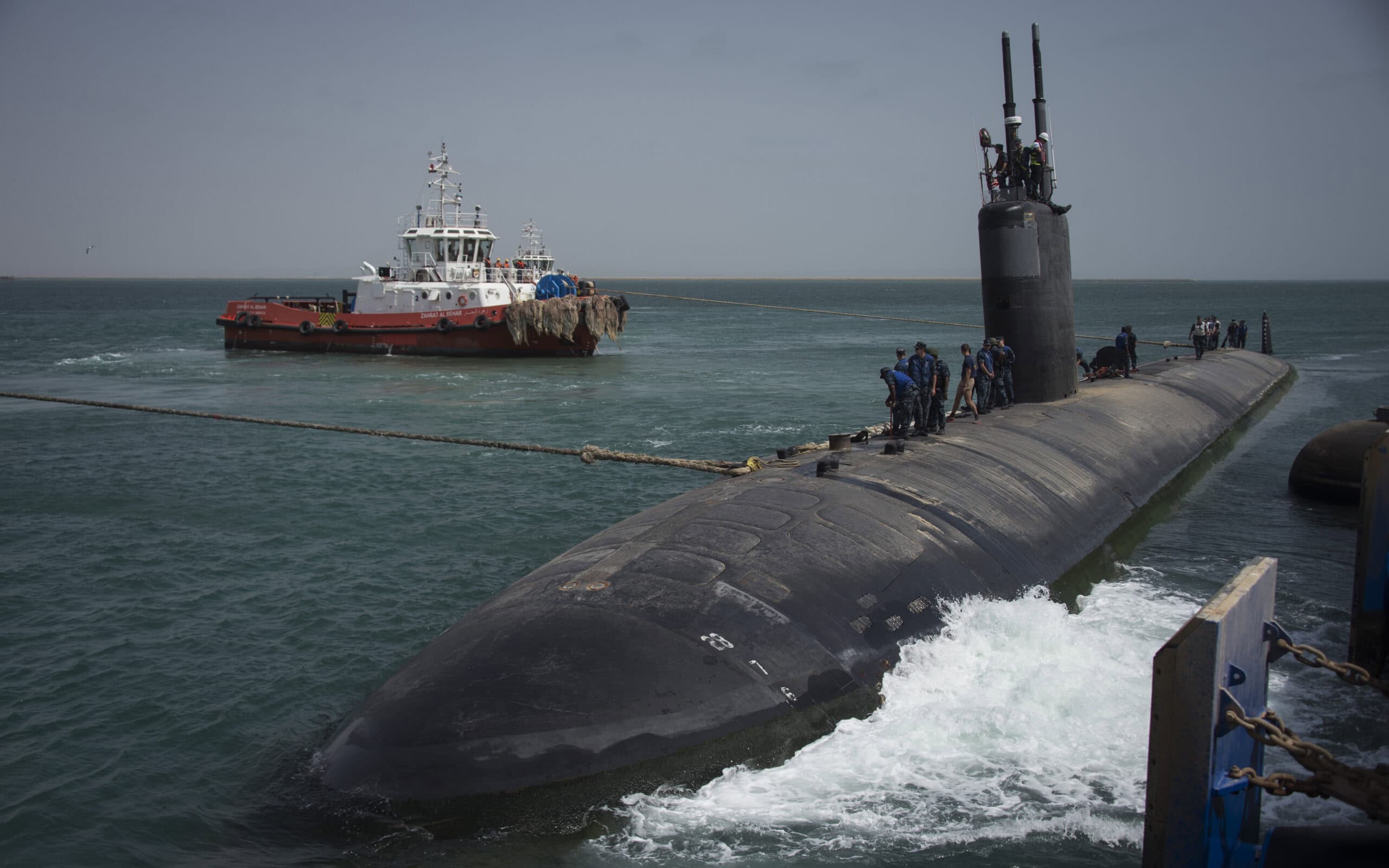 攻击潜艇USS Boise (SSN 764)于2014年8月18日离开阿曼杜克姆进行计划中的港口访问。博伊西号是自1996年以来第一艘在阿曼进行港口访问的核动力舰艇，并为未来核动力舰艇在阿曼进行港口访问铺平了道路。(美国海军照片，由二级通讯专家Daniel M. Young拍摄/未发布)